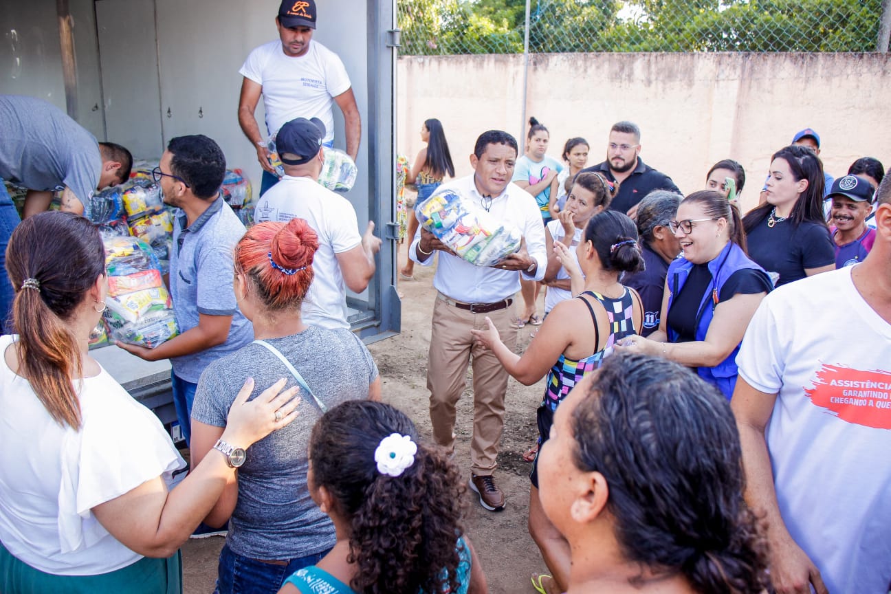 Prefeitura distribui 450 cestas de Natal em Palmeira de Fora