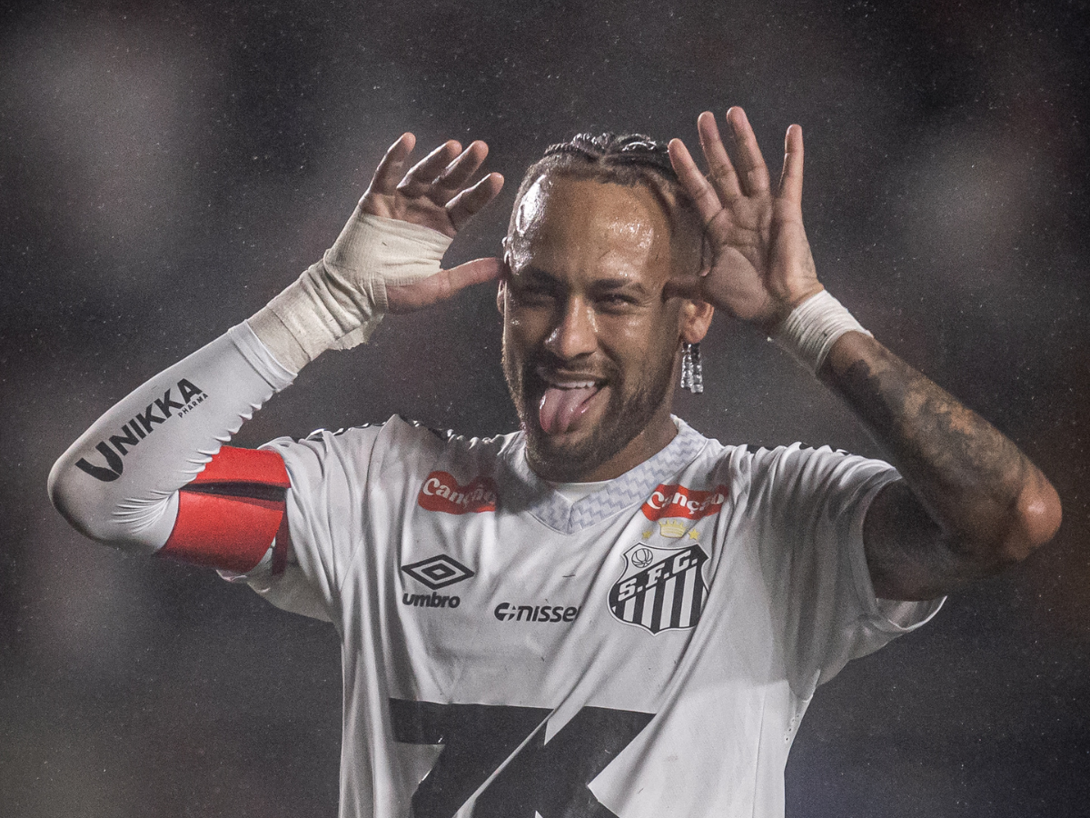 Neymar adiciona Mel em chuteira personalizada com o nome de todos os filhos