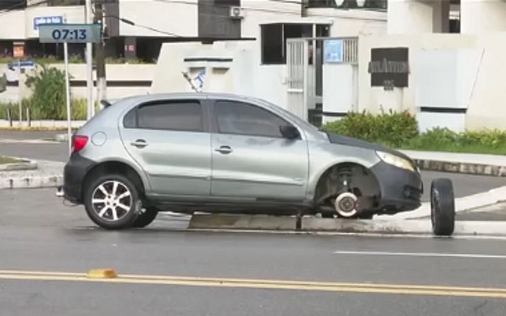 Carro invade contramão, sobe em bloco de concreto e bate em poste na Ponta Verde