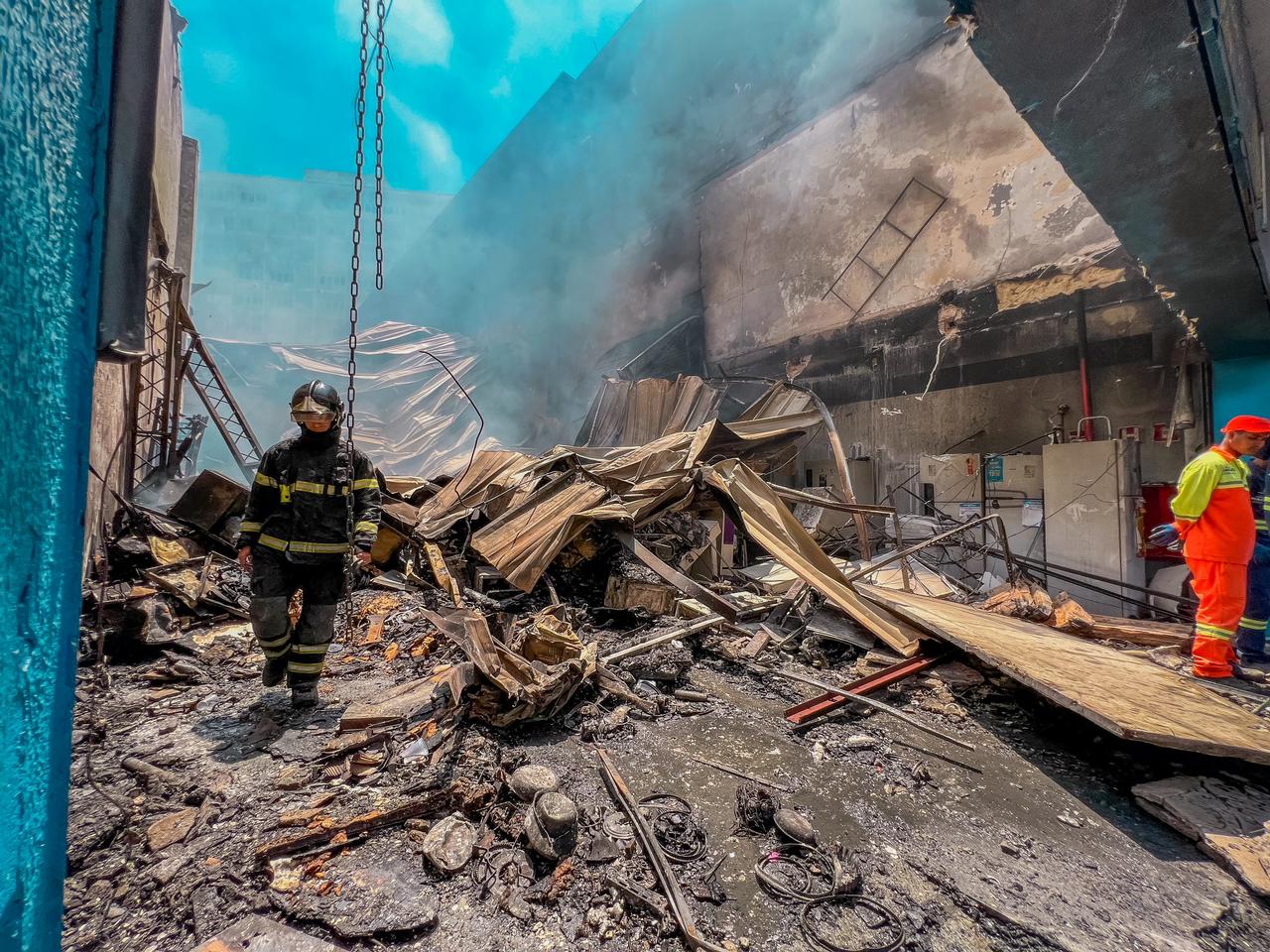 Como ficou a loja por dentro após o incêndio. - Foto: CBM/AL