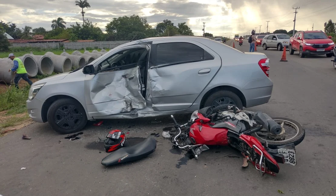 Duas pessoas ficam feridas em acidente entre carro e moto na AL-220, em Arapiraca