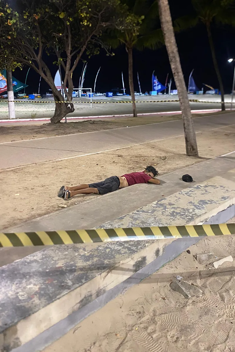 Jovem é morto a tiros na faixa de areia da orla da Pajuçara, em Maceió