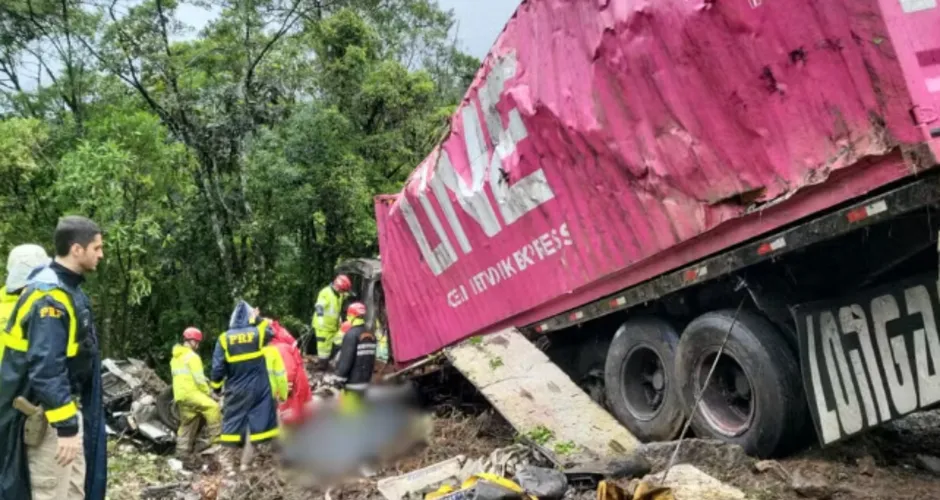 Carreta tomba sobre van que transportava atletas e deixa 9 mortos