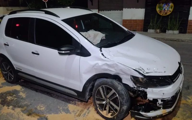 Motorista avança em cruzamento, deixa quatro feridos e quebra muro de supermercado em Arapiraca