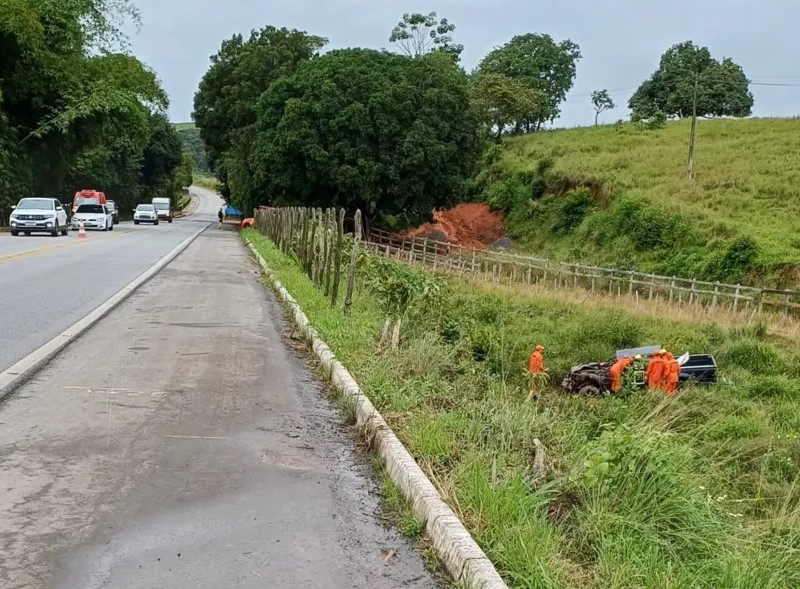 Idoso de 66 anos morre após carro sair da pista e cair em ribanceira na BR-104