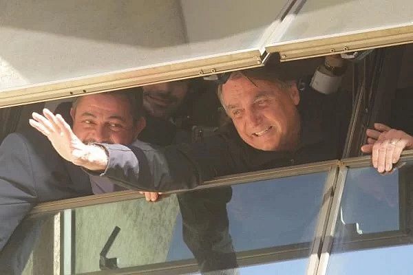 “Voo histórico”: passageiros que dividiram avião com Bolsonaro registram momento