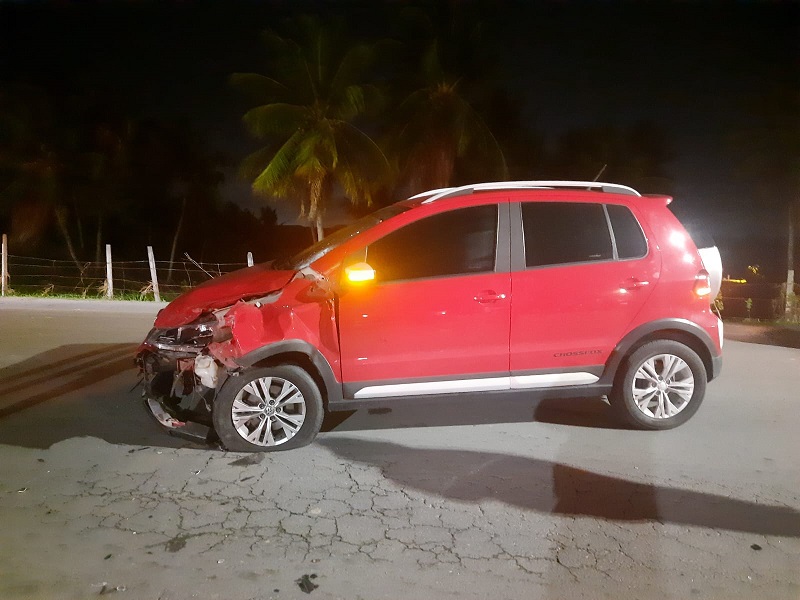 Veículo tentava fazer conversão à esquerda, quando atingiu um motociclista. - Foto: Divulgação BPTRan