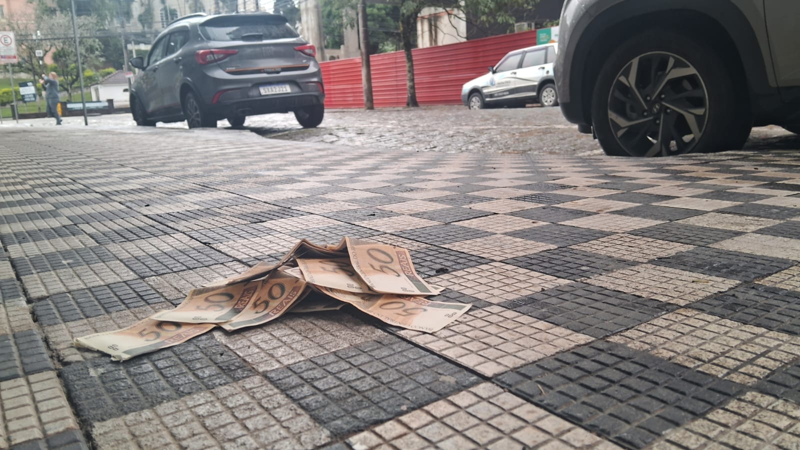 Homem encontra R$ 1 mil na rua, procura no Facebook, acha dona e devolve o dinheiro