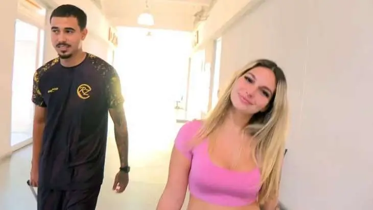 Suspeita de vender canetas ilegais pergunta se está bonita ao ser presa