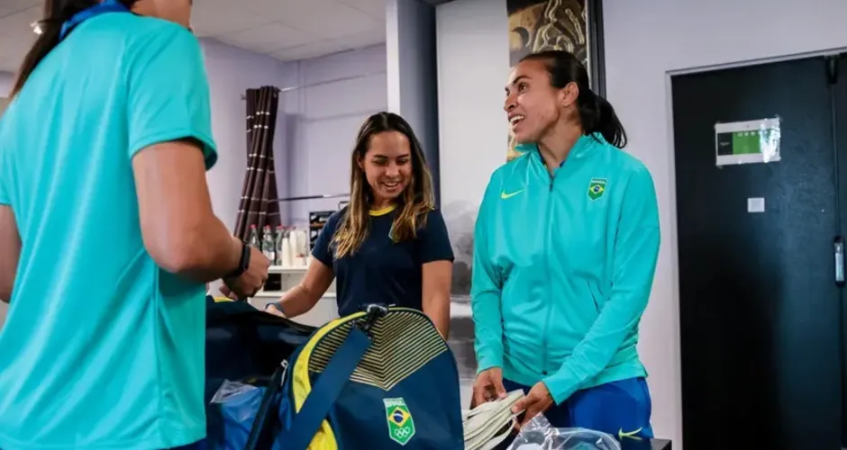 Com Marta, seleção feminina troca uniformes e entra no clima para 1ª partida