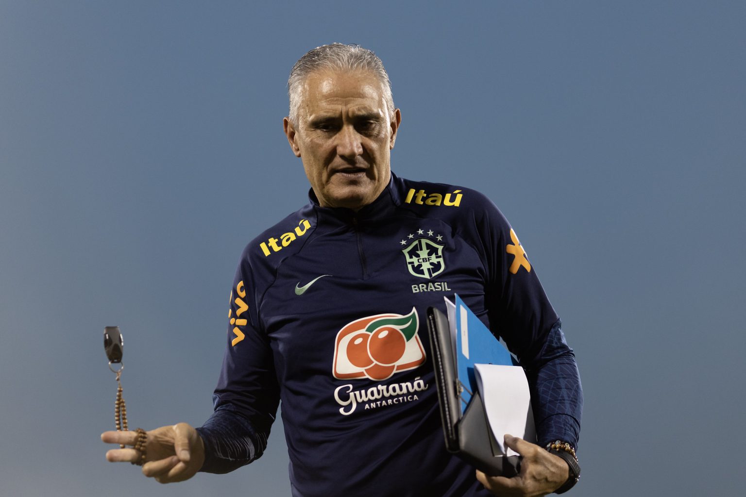 Técnico Tite em treino do Brasil, no Catar (Foto: Lucas Figueiredo / CBF)