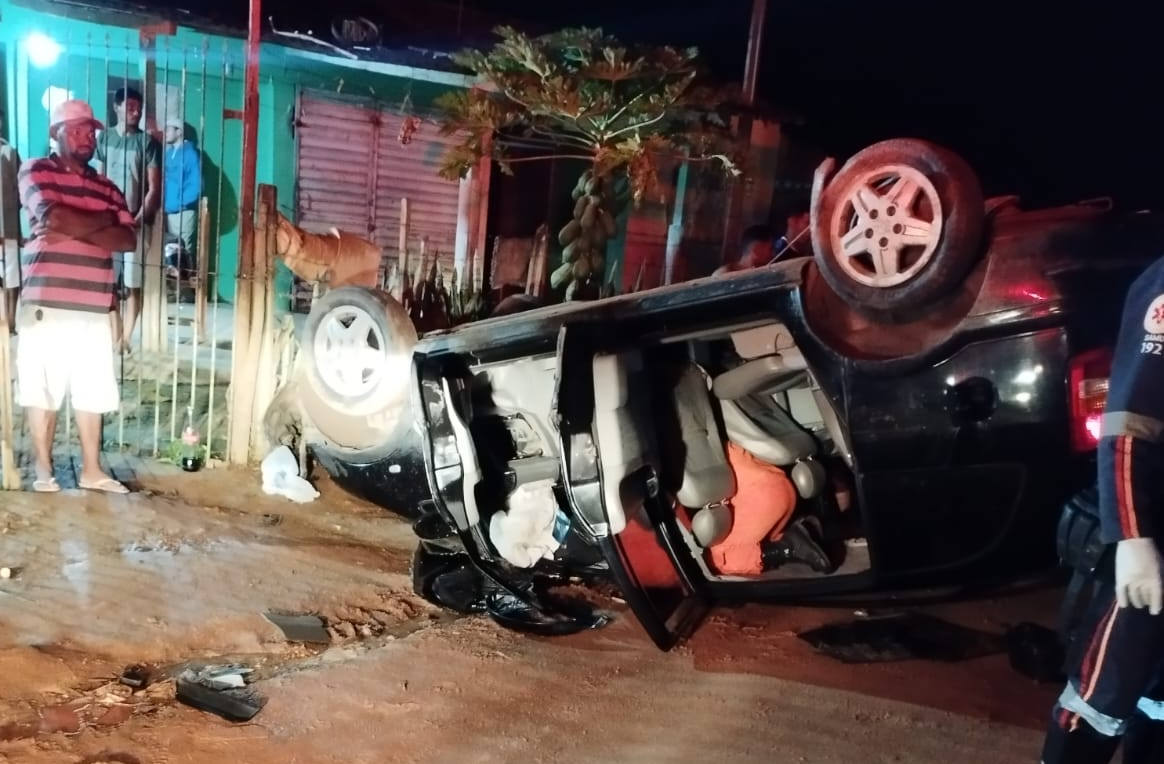 Três pessoas ficam feridas após carro colidir em poste e capotar em Arapiraca