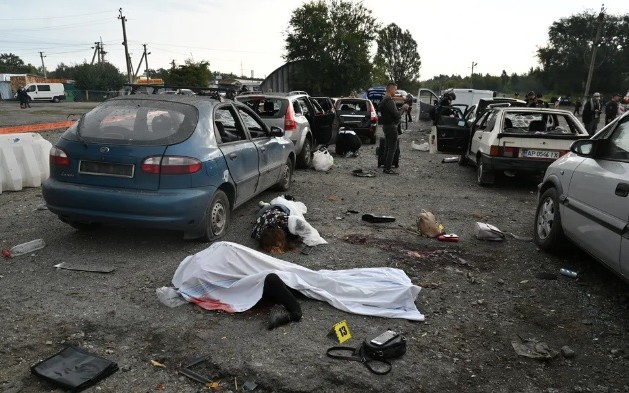 Corpos pelo chão em Zaporizhzhia, na Ucrânia, após comboio de carros ser atingido por ataque de mísseis que, segundo a Ucrânia, partiu de forças russas, em 30 de setembro de 2022