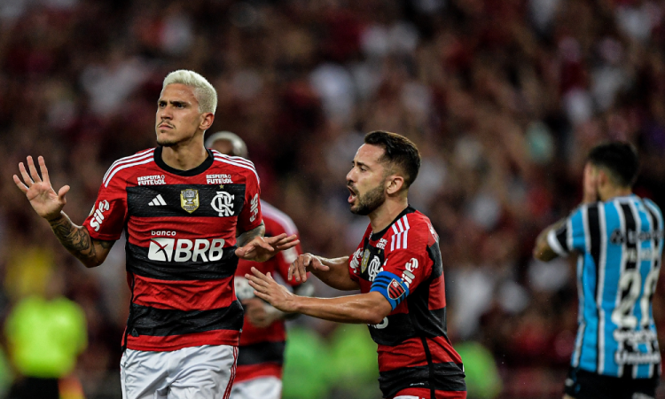 Flamengo derrota o Grêmio por 3 a 0 e chega a 10 jogos sem derrotas na temporada