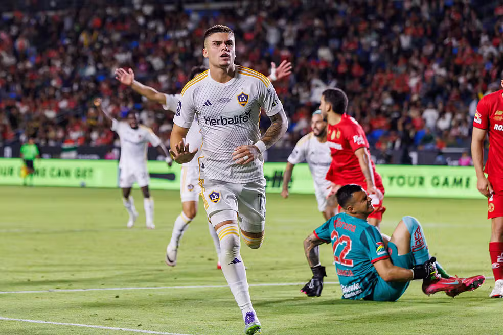 Gabriel Pec em LA Galaxy x Toluca na Copa dos Campeões 2025 — Foto: Liza Rosales/ISI Photos/ISI Photos via Getty Images