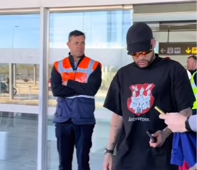 Neymar é criticado após ignorar fãs em aeroporto da Espanha