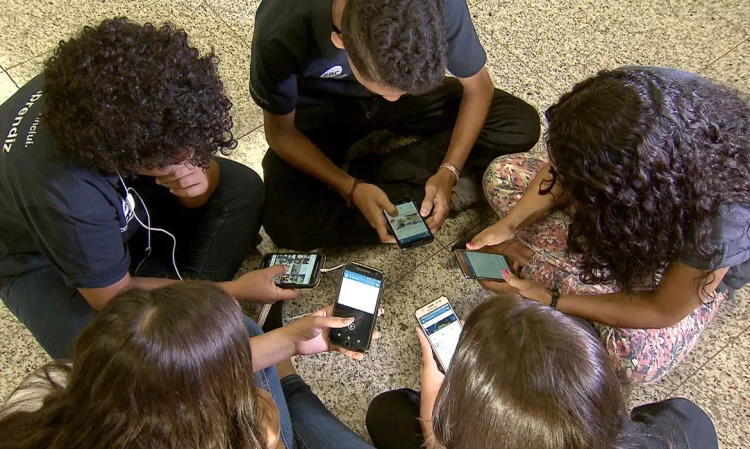 Senado aprova restrição ao uso de celulares nas escolas e texto vai para sanção de Lula