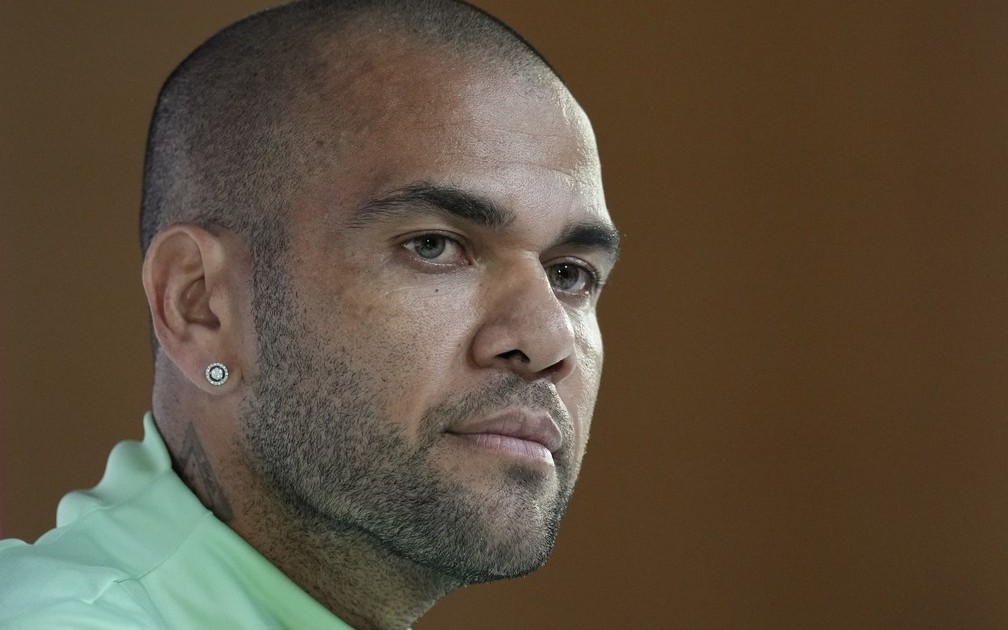 Daniel Alves muda versão e diz que fez sexo consensual com mulher