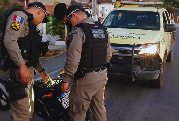 Polícia flagra adolescentes e inabilitados conduzindo motos em Palmeira