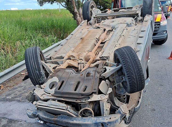 Colisão entre carros deixa um dos veículos com as rodas para cima em Marechal Deodoro