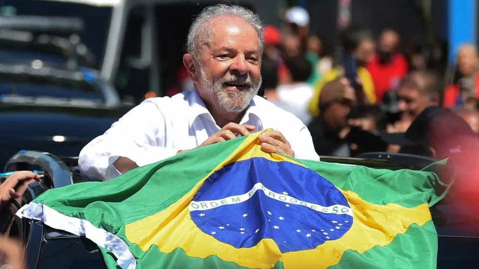 Lula lidera intenções de voto e venceria todos cenários, aponta CNT/MDA