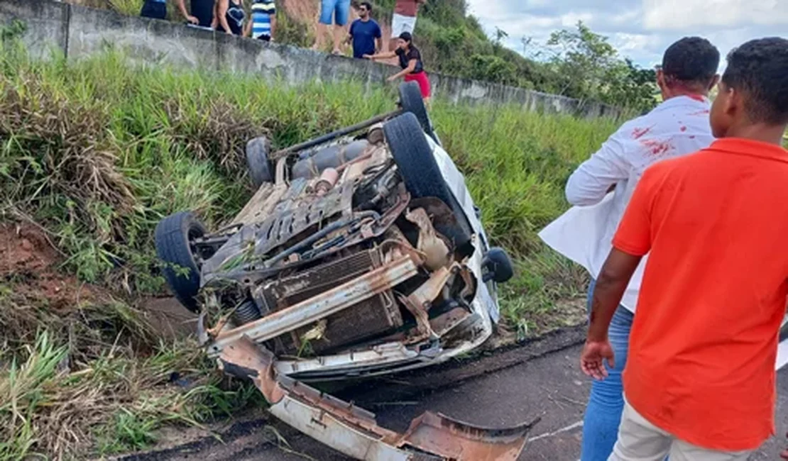 Capotamento deixa vítima presa às ferragens no Agreste alagoano