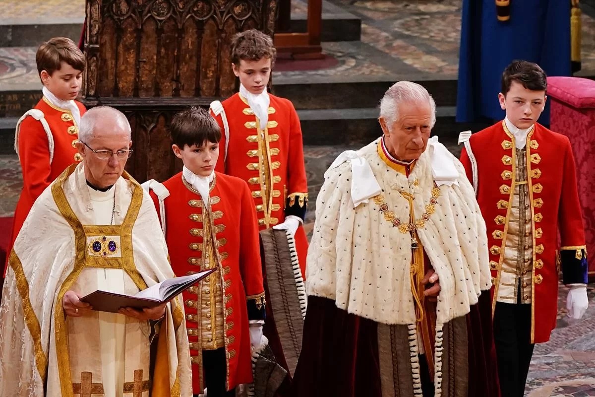 Rei Charles e o arcebispo Justin Welby ao lado dos pajens de honra do monarca - Foto: Yui Mok - WPA Pool/Getty Images