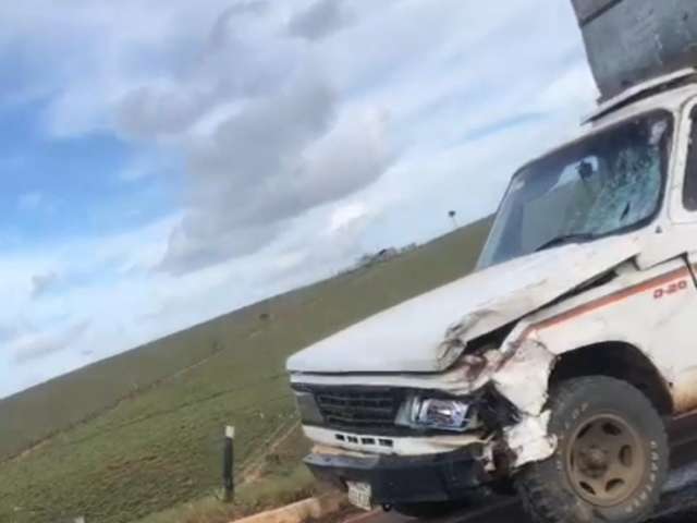 Motorista de van morre em colisão entre moto e caminhonete