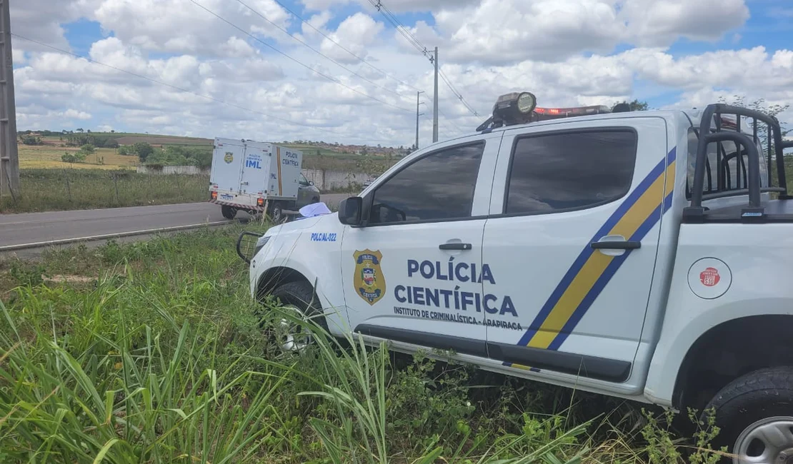 Equipes da Polícia Científica e do IML estiveram no local - Foto: Marivaldo Vítor/7Segundos