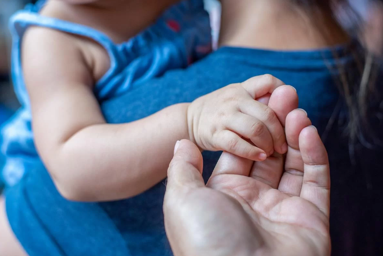 Casal coloca bebê para adoção por “não combinar com a família”