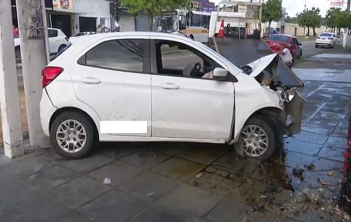 Motorista de carro perde controle, invade calçada e bate em fachada de loja