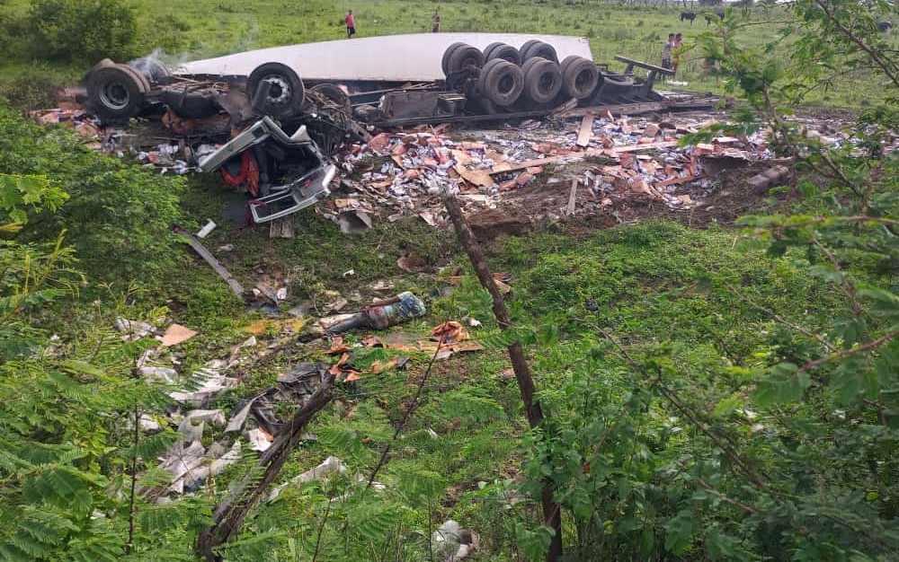 Tombamento de carreta deixa um morto e outro ferido em Palmeira dos Índios