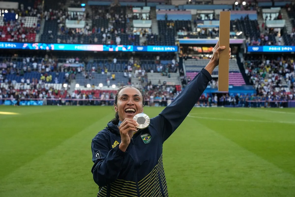 Marta se despede das Olimpíadas com lágrimas, marca inédita e outra medalha de prata