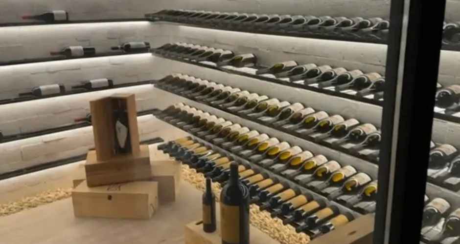 PF encontra adega milionária em mansão de líder de mineração ilegal em AL; acusado foi preso. Reprodução/TV Globo