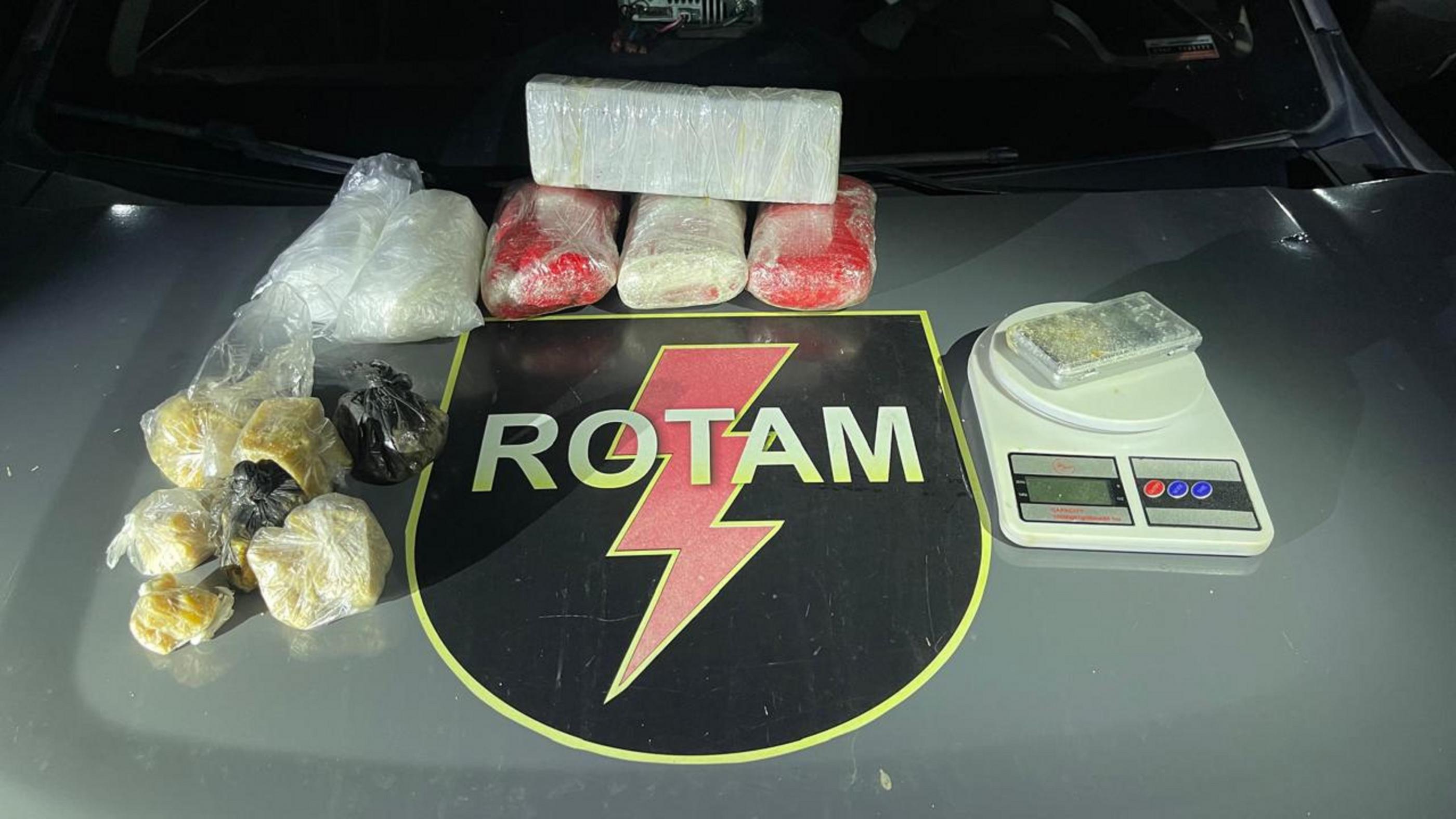 Polícia apreende quatro quilos de drogas e liberta mulher em cárcere privado na Forene