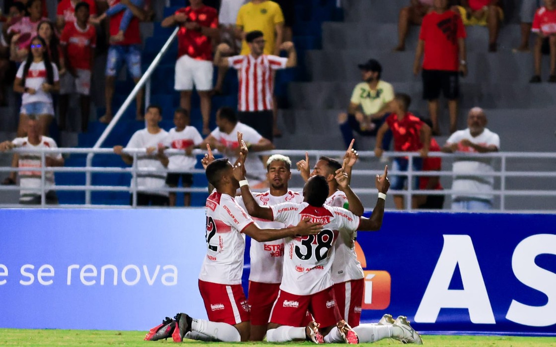 Com gol de Léo Pereira, CRB vence Murici e é vice-líder do Estadual