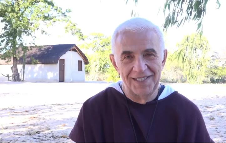 Padre Airton Freire em frente à ‘casinha’ — Foto: Reprodução/Instagram