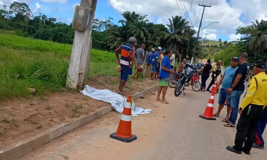 Idoso morre ao perder controle e colidir motocicleta contra poste