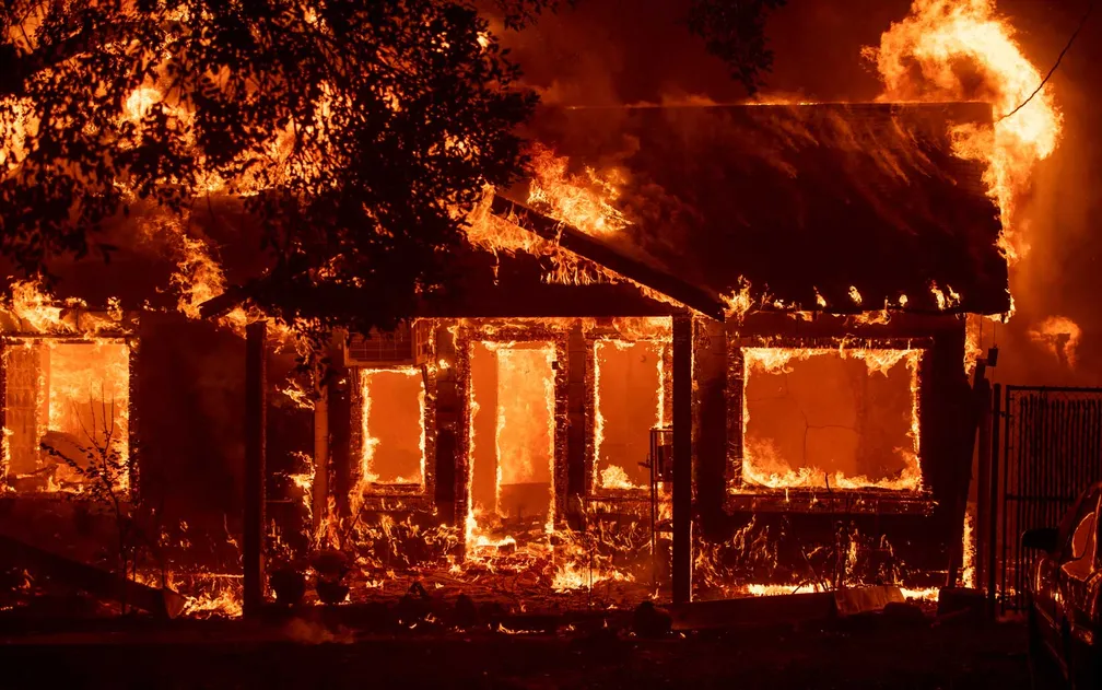 Homem incendeia casa com a mulher e os três filhos 