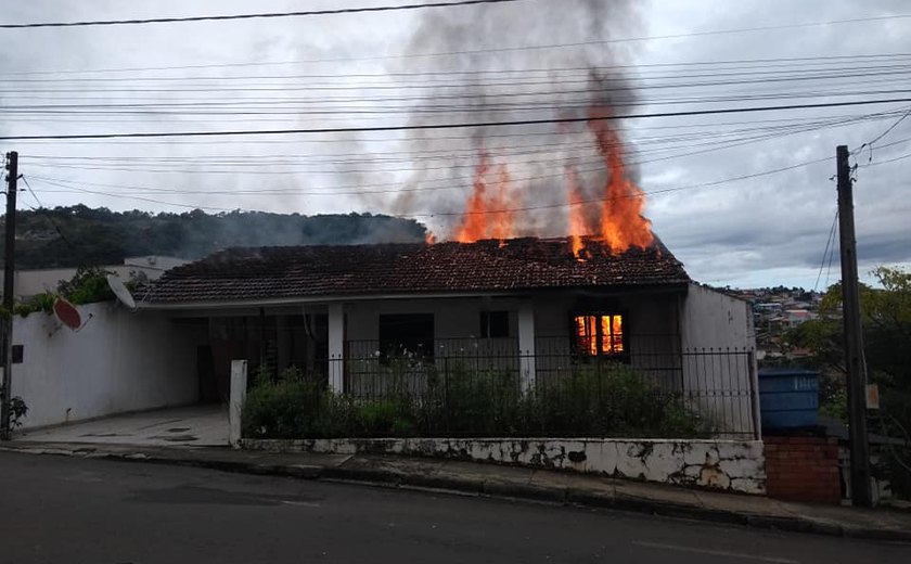 Residência pega fogo e morador morre, em Alagoas