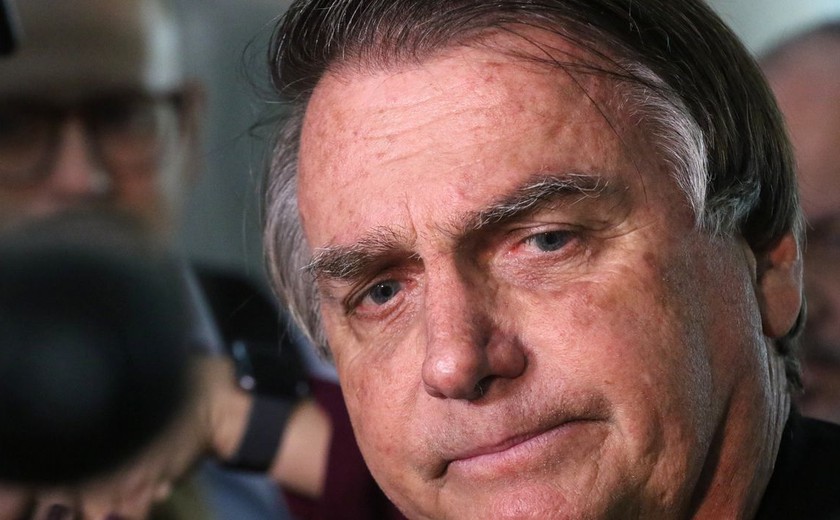 Bolsonaro dá nome à marca de calçados, incluindo botinas e chinelos de borracha