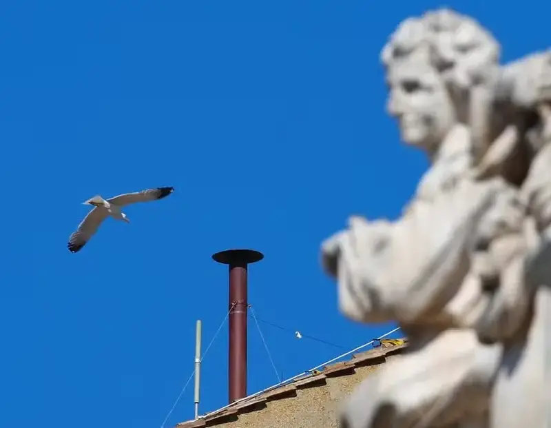Chaminé que anunciará novo papa é instalada na Capela Sistina