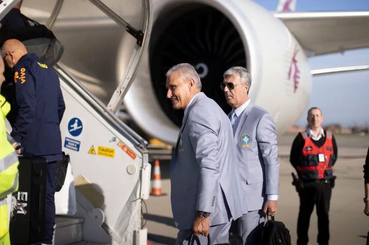 Tite embarca com a seleção brasileira para o Catar em clima de descontração e confiança - Foto: Lucas Figueiredo/CBF