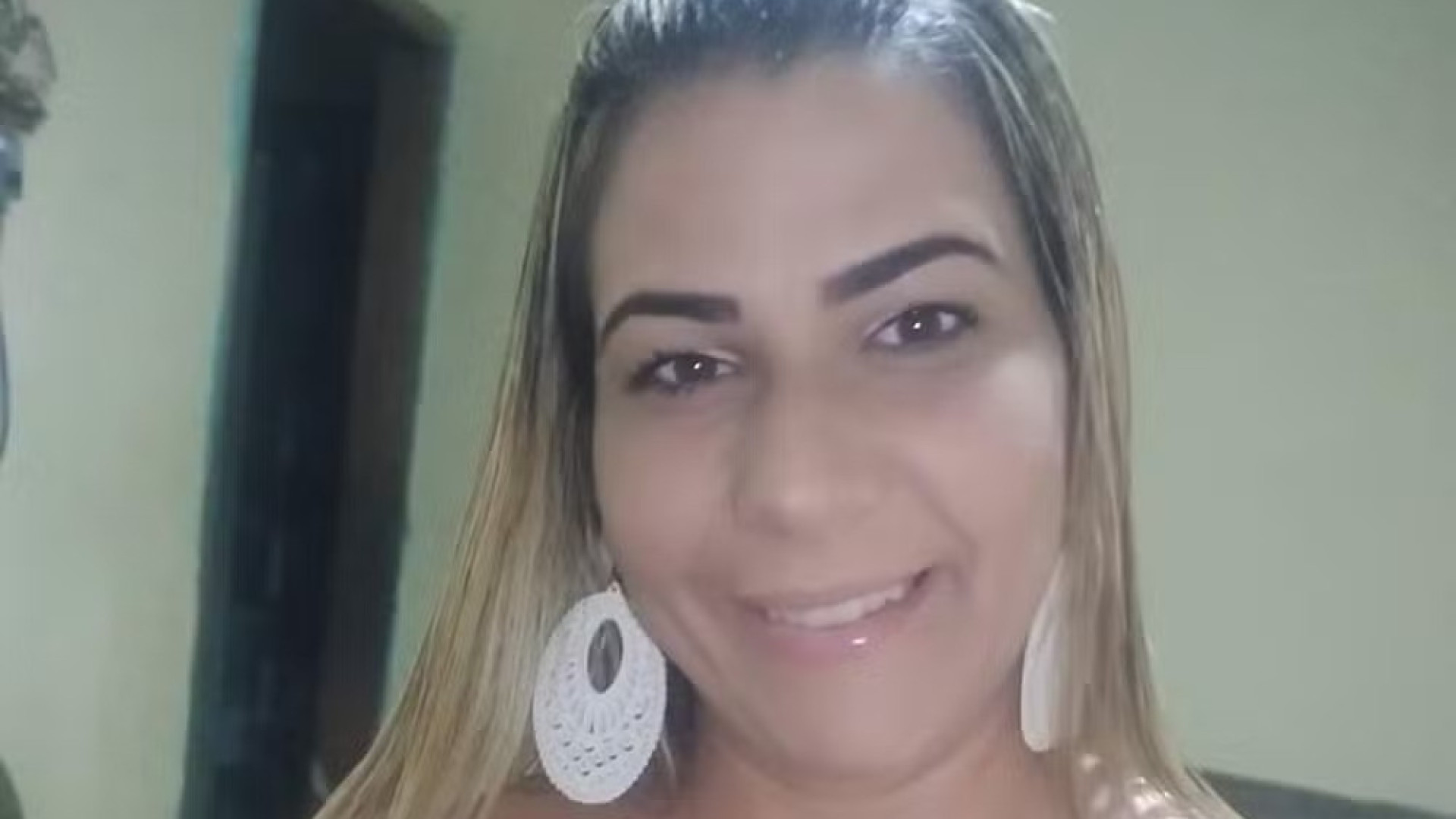 Mulher é atacada e tem corpo incendiado em estação; ex-marido é suspeito