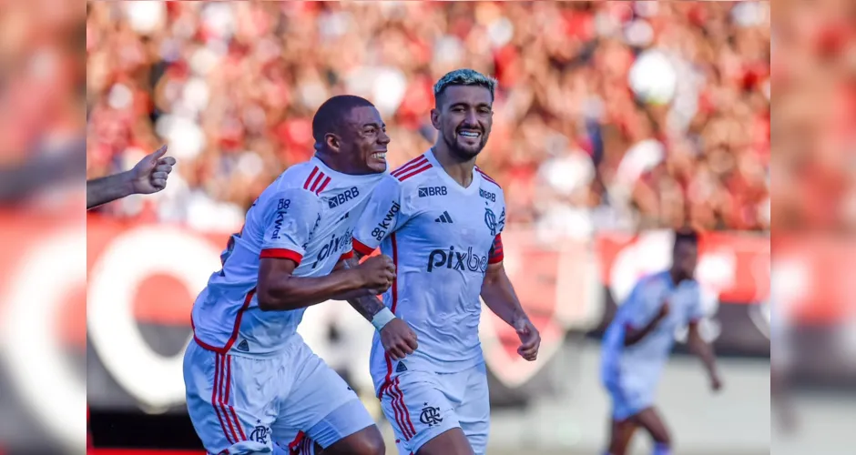 Pedro marca de pênalti no fim, e Flamengo vence o Atlético-GO: 2 a 1