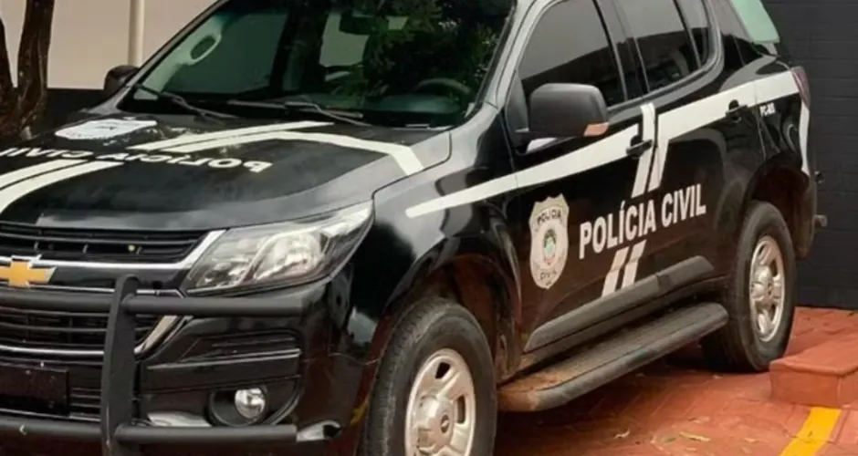 Mãe encontra filhos de 3 e 7 anos bêbados após pai pedir para cuidar das crianç