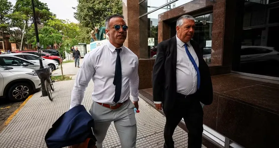 Leopoldo Luque, médico pessoal de Maradona, um dos acusados. REUTERS/Agustin Marcarian