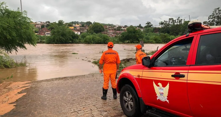 Chuva forte e persistente já expulsou mais de 500 pessoas de casa em Alagoas