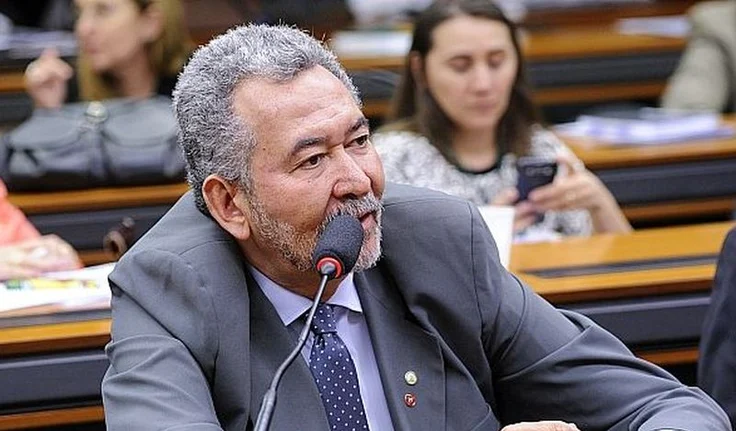 TRE adia julgamento de ação que tenta colocar Nivaldo Albuquerque no lugar de Paulão na Câmara dos Deputados