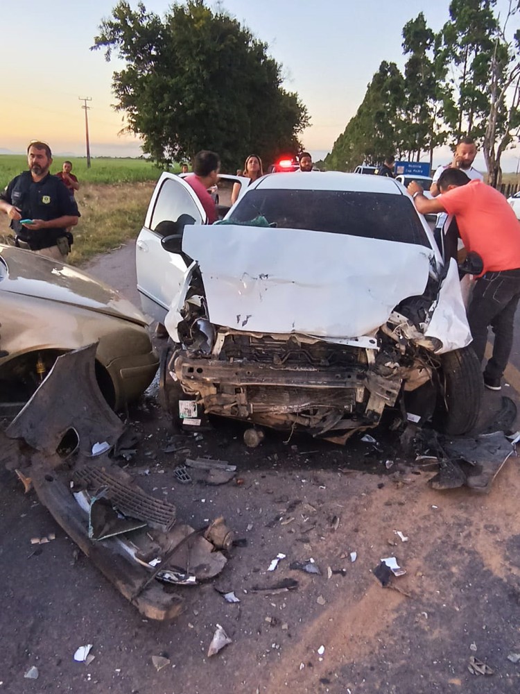 Colisão entre dois carros deixa feridos na BR-316, em Atalaia